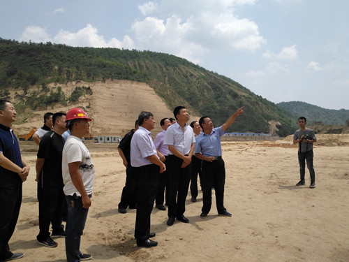 延安市常務(wù)副市長(zhǎng)馬宏玉蒞臨礦建二公司車(chē)村項(xiàng)目部現(xiàn)場(chǎng)指導(dǎo)工作