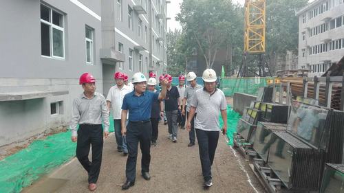 建設(shè)集團副總經(jīng)理王明智一行蒞臨韓城分公司棚戶區(qū)改造項目施工現(xiàn)場檢查指導(dǎo)工作