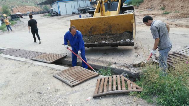 掘進(jìn)公司北翼項目部修屋筑渠保安全