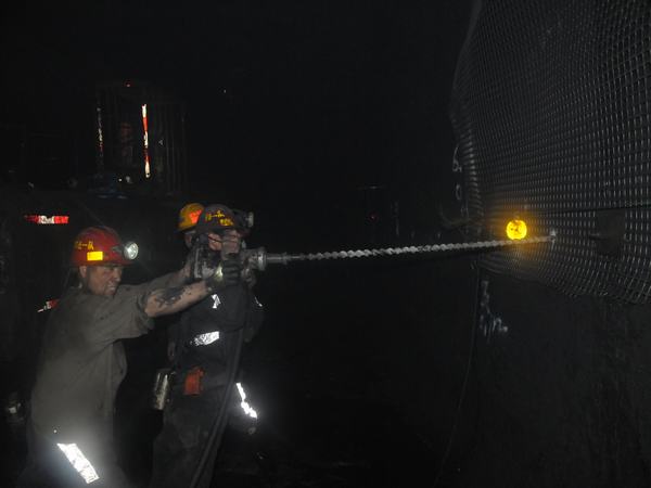 掘進公司推進百日安全活動“穩(wěn)、準、狠”