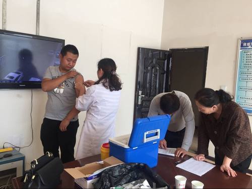 銅煤公司為一線員工免費接種出血熱疫苗送健康到基層