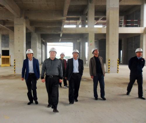 陜煤集團總經(jīng)理助理、建設集團聯(lián)合黨委書記、董事長寧興剛“雙節(jié)”期間深入澄合分公司中科遙感工地慰問施工一線的干部職工