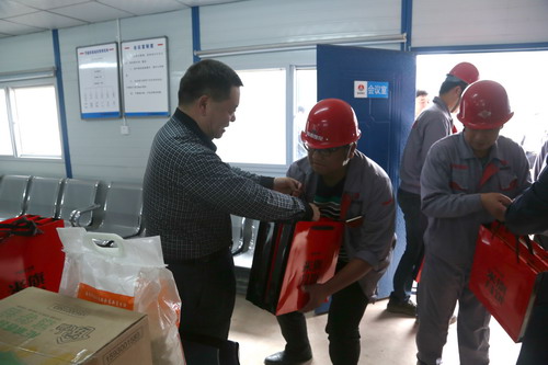 陜煤集團總經(jīng)理助理、建設集團聯(lián)合黨委書記、董事長寧興剛一行深入基層慰問一線員工