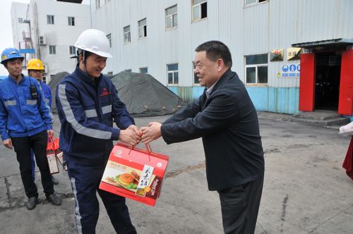 陜煤集團總經(jīng)理助理、建設集團聯(lián)合黨委書記、董事長寧興剛一行節(jié)日期間深入洗選煤運營公司基層慰問一線員工