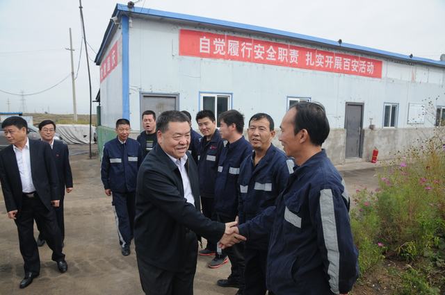 陜煤集團總經(jīng)理助理、建設集團聯(lián)合黨委書記、董事長寧興剛一行深入掘進公司紅柳林項目部走訪慰問