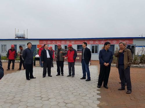 陜煤集團總經(jīng)理助理、建設集團聯(lián)合黨委書記、董事長寧興剛一行蒞臨韓城分公司榆北煤業(yè)公司小保當?shù)V施工現(xiàn)場和大家一起過中秋