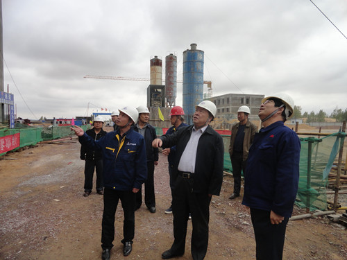 陜煤集團總經(jīng)理助理、建設集團聯(lián)合黨委書記、董事長寧興剛一行中秋節(jié)深入曹家灘項目工地視察慰問