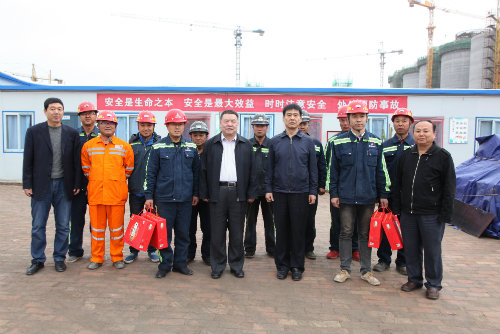 到一線，送祝福，鼓干勁