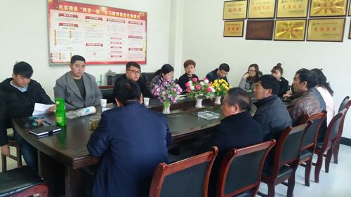 銅煤公司第十二項目部黨支部開展“貫徹黨的十九大精神，如何做一名合格黨員”專題學(xué)習(xí)研討會