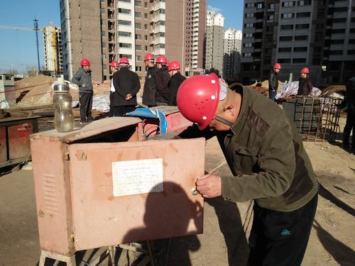 銅煤公司第三項(xiàng)目部開展施工現(xiàn)場“安全風(fēng)險(xiǎn)辨識(shí)”主題活動(dòng)