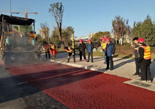 追趕超越，完成彩色路面工程，實現(xiàn)第一階段目標