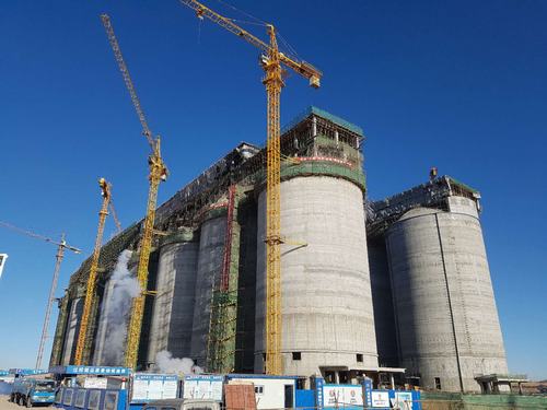 韓城分公司小保當(dāng)選煤廠塊煤倉（一標(biāo)段）、最終篩分車間工程順利封頂