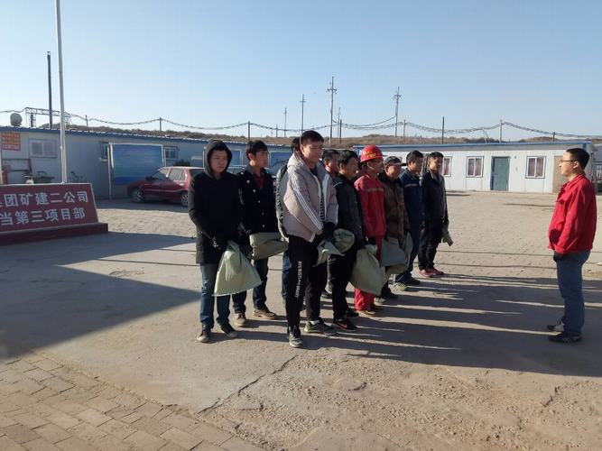 礦建二公司小保當(dāng)?shù)谌椖坎块_展撿垃圾環(huán)?；顒?></div>
                                <div   id=