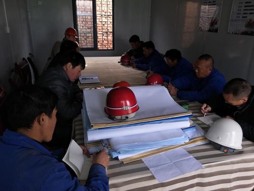 銅煤公司第五項(xiàng)目部組織員工“圍爐夜話(huà)”談學(xué)習(xí)十九大感受