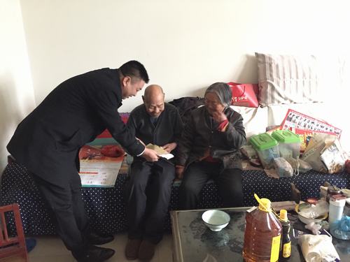 礦建二公司慰問困難職工，送去企業(yè)關(guān)愛