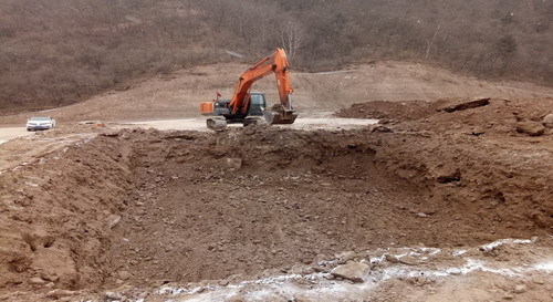 銅川分公司冶坪煤礦矸石倉、通風(fēng)機(jī)房配電室等工程順利開工