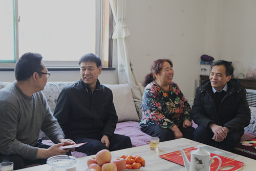 建設(shè)集團(tuán)聯(lián)合黨委副書(shū)記、紀(jì)委書(shū)記、工會(huì)主席侯本英走訪慰問(wèn)機(jī)電安裝公司困難職工