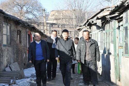 建設(shè)集團(tuán)聯(lián)合黨委副書(shū)記、紀(jì)委書(shū)記、工會(huì)主席侯本英 為韓城分公司困難職工送來(lái)春節(jié)祝福