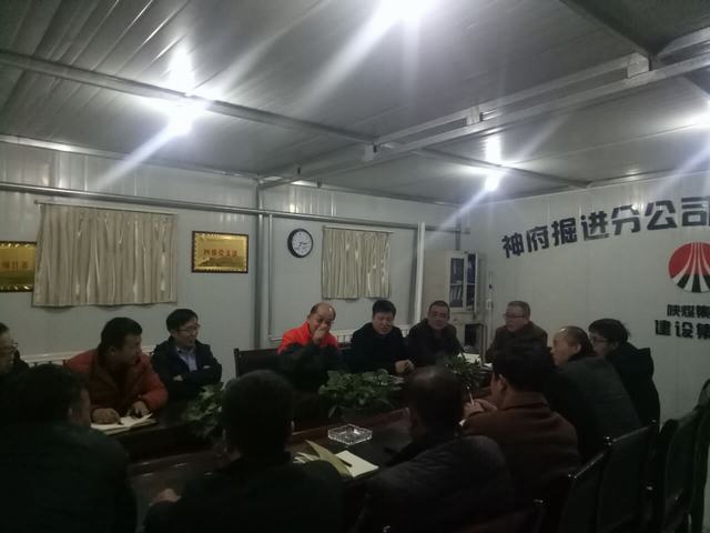 曹家灘礦總經(jīng)理路山潮蒞臨掘進公司項目部指導(dǎo)復(fù)工工作