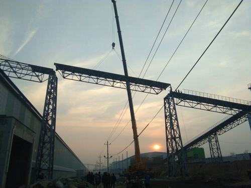 銅煤公司承建的美鑫氧化鋁1#、2#倉庫工程桁架成功實現(xiàn)合攏施工