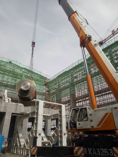 機(jī)電安裝公司承建的小保當(dāng)一號(hào)煤礦主斜井帶式輸送機(jī)配電、控制及機(jī)械設(shè)備安裝如火如荼