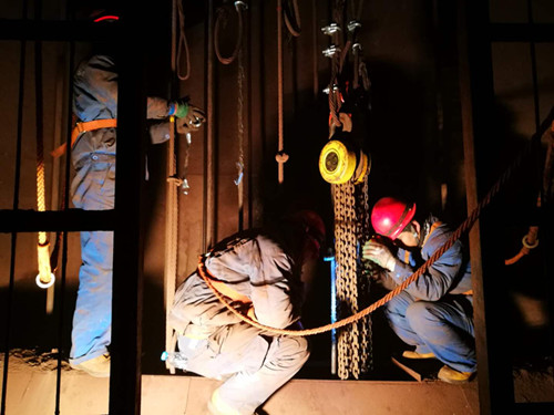 陜煤建設機電安裝公司酒鋼項目部“快、準、穩(wěn)”調(diào)試罐籠記