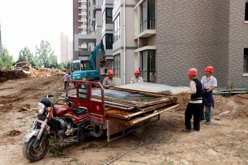 炎炎夏日，擋不住他們火一樣的工作熱情