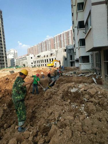 他們?yōu)樵賱?chuàng)銅煤新輝煌戰(zhàn)高溫、斗酷暑