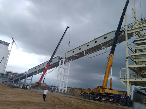 陜煤建設(shè)天工公司土建二部小保當(dāng)選煤廠4#轉(zhuǎn)載點至末煤汽車快速裝車點帶式輸送機(jī)棧橋順利完成吊裝