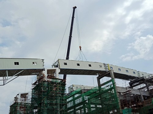 陜煤建設(shè)澄合分公司小保當預(yù)先篩分車間至主廠房鋼結(jié)構(gòu)棧橋順利吊裝成功