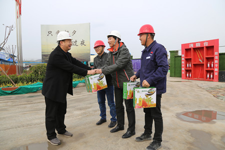 建設集團聯(lián)合工會副主席陳軍鋒深入施工現(xiàn)場慰問指導工作