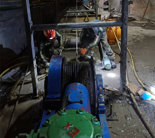 陜煤建設(shè)機電安裝公司檸條塔項目部順利搶修更換皮帶張緊裝置