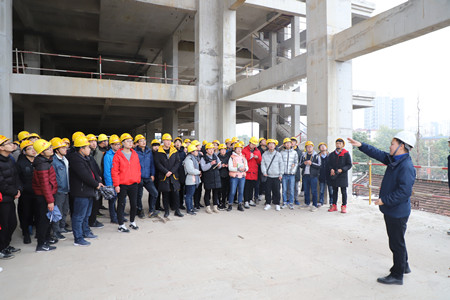 陜煤建設漢中分公司天漢坊項目迎來陜西理工大學百余師生參觀學習