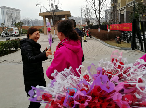 陜煤建設公司：江南世紀城小區(qū)慶“三八”為女業(yè)主贈花送祝福