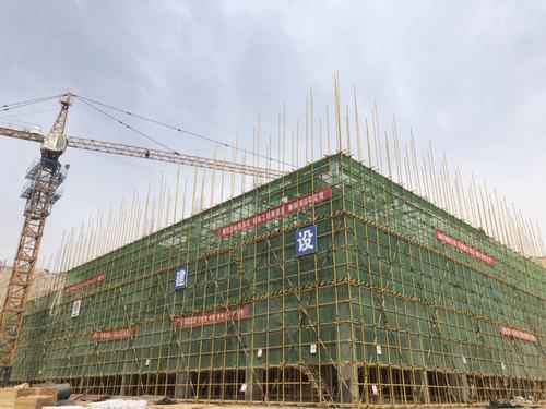 陜煤建設(shè)銅煤公司承建的年產(chǎn)20萬(wàn)噸固廢預(yù)處理項(xiàng)目（一期）預(yù)處理車間主體結(jié)構(gòu)封頂