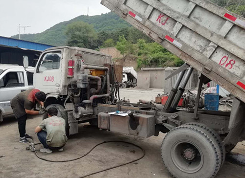 陜煤建設(shè)礦建三公司雙龍項(xiàng)目部對無軌膠輪車制動裝置進(jìn)行升級改造