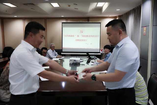 亮身份，陜煤建設(shè)路橋分公司黨員干部在行動(dòng)！