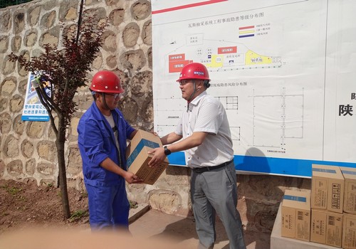 盛夏送清涼，關(guān)愛暖人心