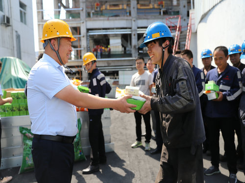 陜煤建設(shè)洗選煤運(yùn)營(yíng)公司：開展“夏日送清涼”活動(dòng)