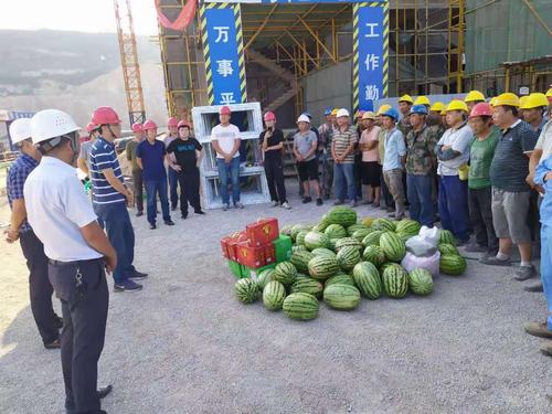 陜西環(huán)保固體廢物處置利用有限公司深入銅煤公司承建的固廢預(yù)處理項(xiàng)目開(kāi)展“送清涼”活動(dòng)