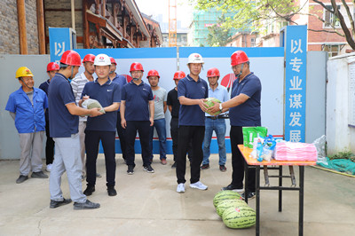 陜煤建設(shè)漢中分公司開展夏日送清涼慰問活動(dòng)