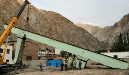 陜煤建設機電安裝公司承建的鏡鐵山礦報廢龍門吊拆除“安全落地”