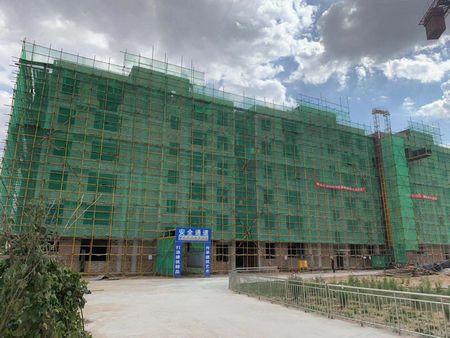 陜煤建設(shè)天工公司土建十七部承建的小保當(dāng)管理及技術(shù)人員1#、2#公寓樓順利封頂