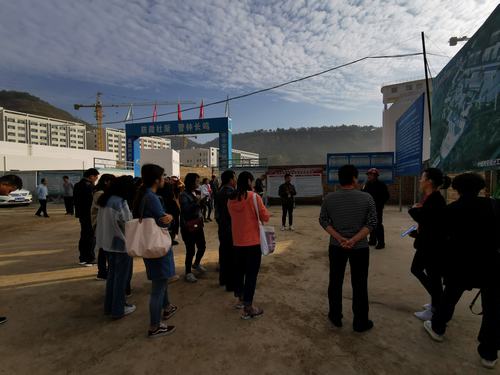 “新中國從這里走來”網(wǎng)絡(luò)主題活動媒體團(tuán)走進(jìn)陜煤建設(shè)礦建二公司車村項目部