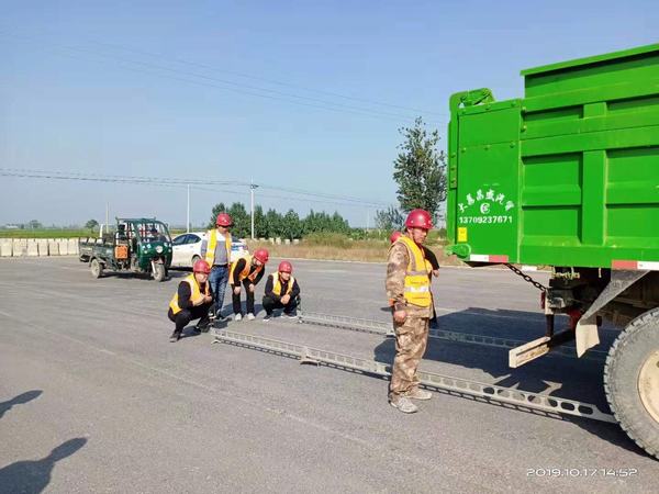 陜西公路局檢查組深入G242大荔過境段公路項目檢查指導(dǎo)工作