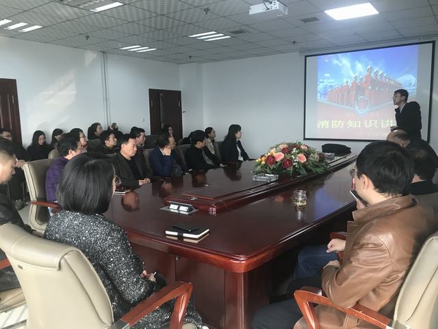 消防培訓(xùn)深入人心 逃生演練繕甲厲兵