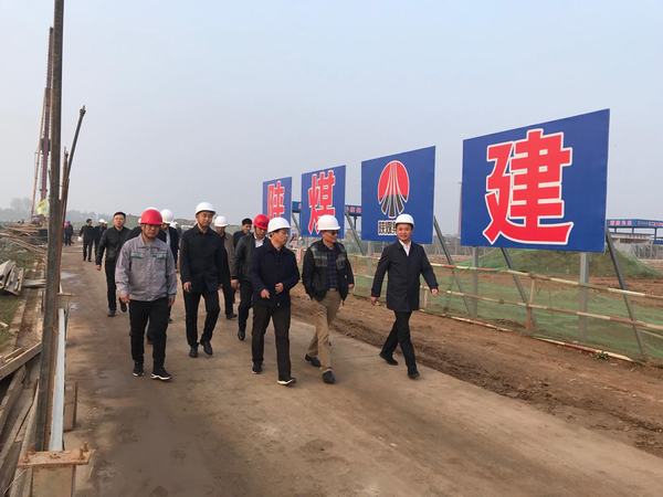 渭南市常務(wù)副市長(zhǎng)楊武民、開沃新能源汽車集團(tuán)副董事長(zhǎng)丁星勝一行現(xiàn)場(chǎng)推進(jìn)渭南南京金龍項(xiàng)目建設(shè)