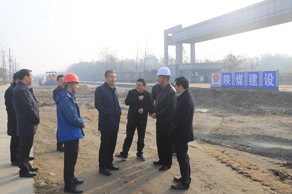 漢中市常務(wù)副市長陳曉勇深入陜煤建設(shè)漢中分公司鋪鎮(zhèn)污水處理廠截污干管項(xiàng)目視察