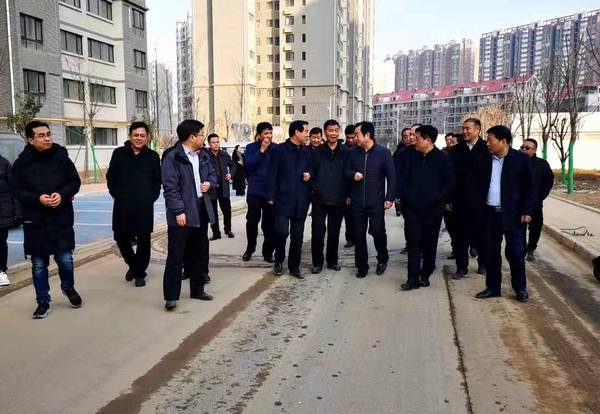 銅川礦業(yè)公司黨委書記、執(zhí)行董事劉水利一行蒞臨銅煤1#、2#住宅小區(qū)現(xiàn)場調(diào)研指導(dǎo)工作