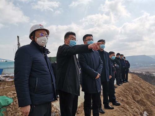 彬州市委書記鐘偉、副市長馮永勝蒞臨銀西高鐵彬州東站前廣場項目現(xiàn)場檢查推進復工工作